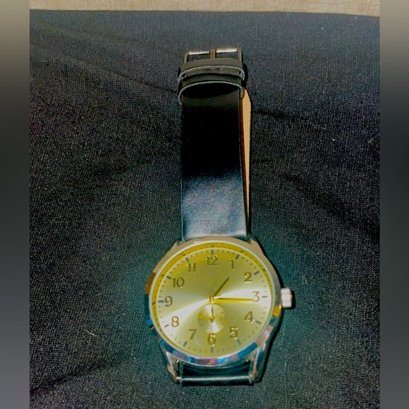casual stainless steel gold accented quartz movement watch - Picture 4 of 5